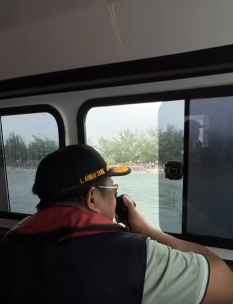 Patroli Laut Lebaran Ketupat: Bupati Lombok Barat Imbau Keselamatan Keluarga dan Kebersihan Pantai dari Atas Kapal