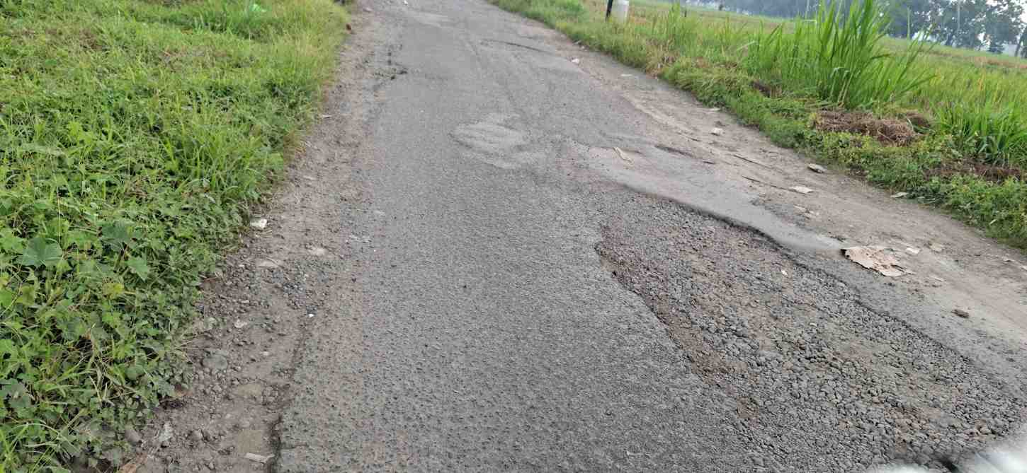 Jalan Penghubung Dusun Datar–Bagik Polak di Labuapi Rusak dan Berlubang, Warga Keluhkan Genangan Saat Hujan