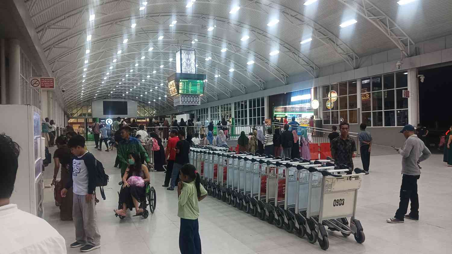 Antusiasme Warga Lombok Sambut Kepulangan Pejuang Keluarga di Bandara Lombok