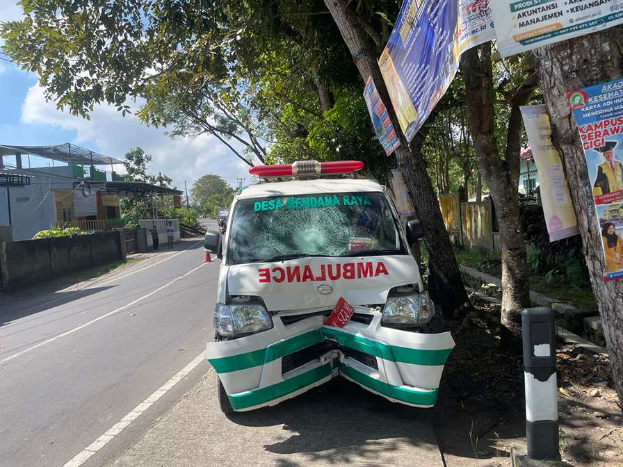 Tabrakan Beruntun di Depan SMAN 1 Sakra, Tiga Kendaraan Terlibat, Satu Pengendara Luka Serius