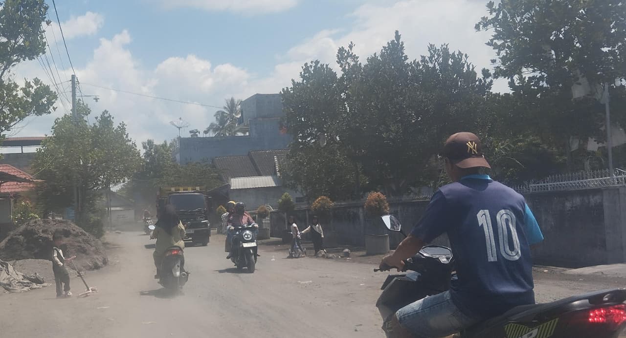 Kondisi Memprihatinkan! Jalan Utama Kalijaga Timur Berdebu dan Penuh Lubang