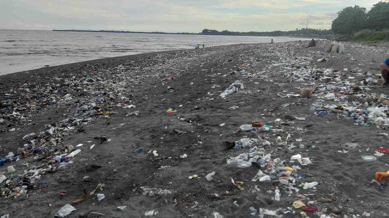 Kondisi Memprihatinkan: Pantai Labuhan Haji Dipenuhi Sampah, Pengunjung Keluhkan Minimnya Kebersihan