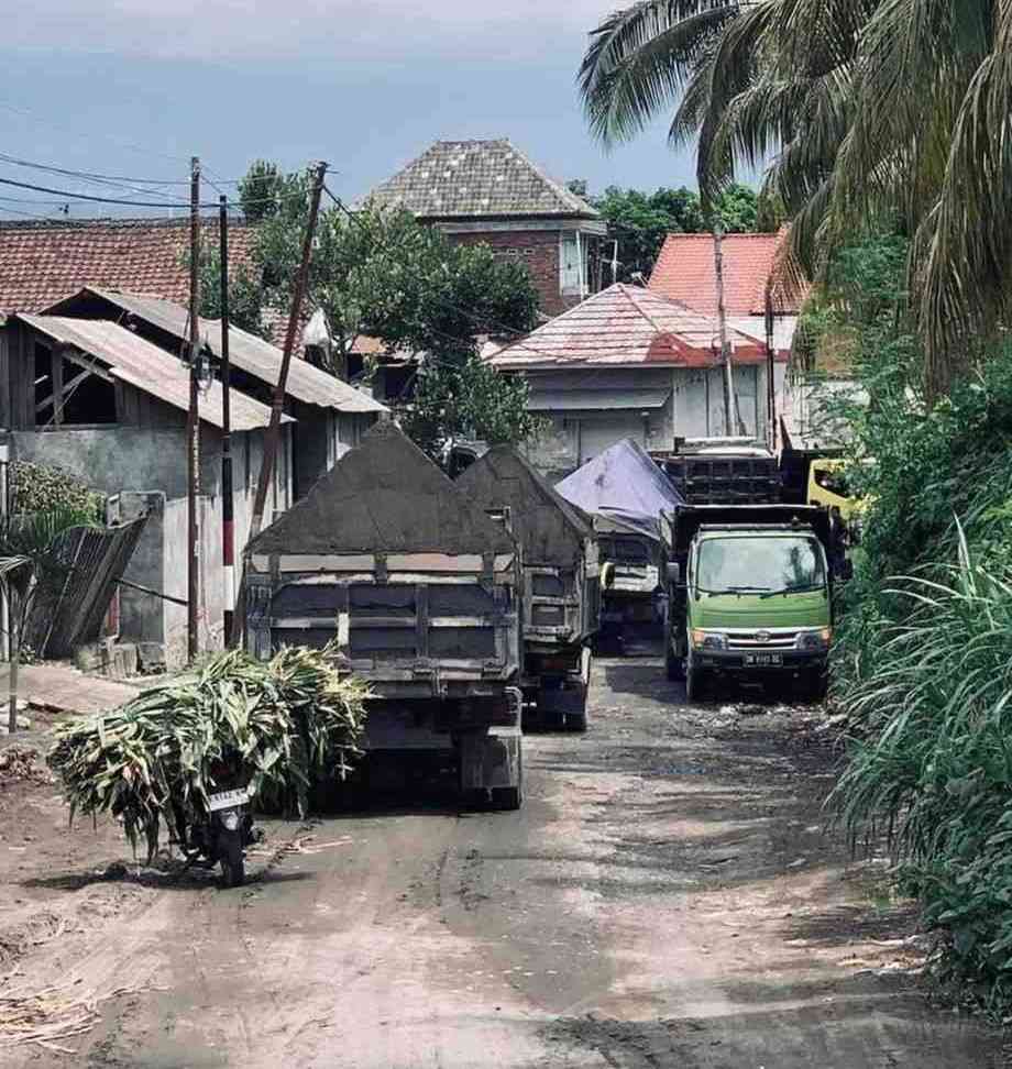 Jalan Rusak Parah di Kalijaga Timur Lombok Timur, Warga Soroti Truk Pasir dan Minimnya Perhatian Pemda