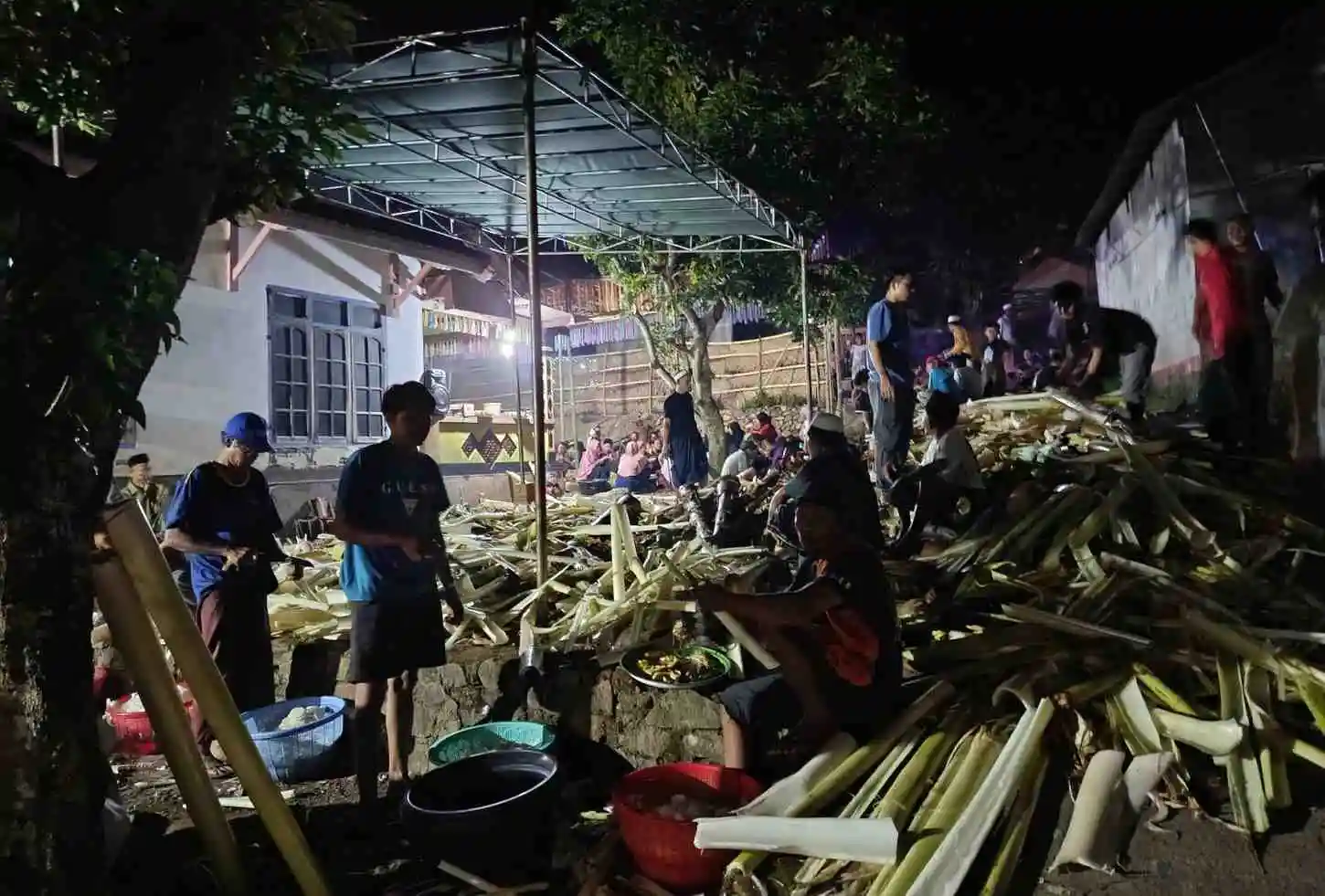 Tradisi “Perpisahan” Calon Jemaah Haji di Lombok: Gotong Royong Warga Hidupkan Nilai Kebersamaan