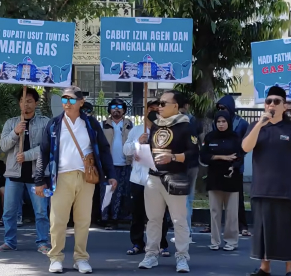 Massa Aksi Desak Bupati Lombok Timur Bertanggung Jawab atas Kelangkaan LPG 3 Kg