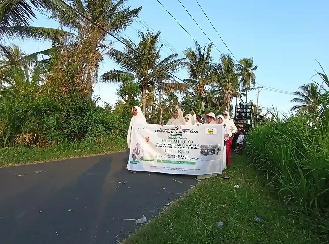 Meriahkan HULTAH Ke-63, Ratusan Peserta Padati Pawai Alegoris Pondok Pesantren Darussholihin NW Kalijaga