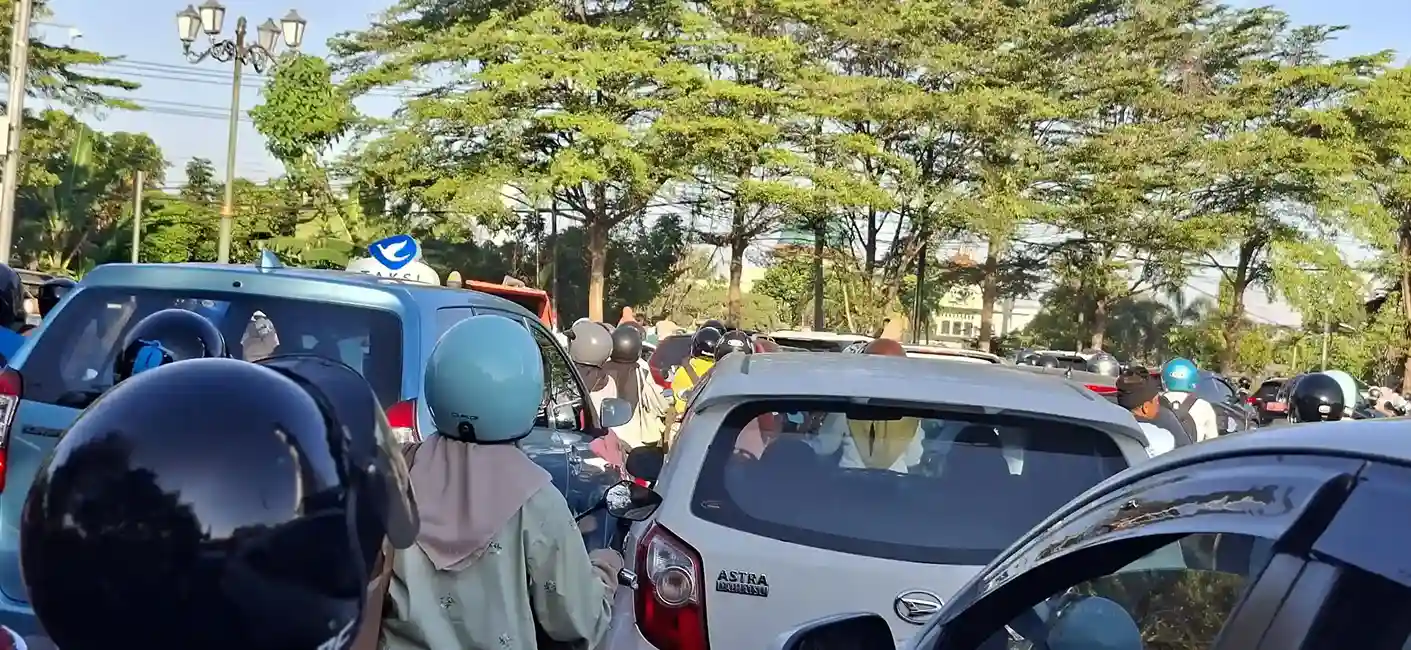 Kemacetan Parah di Jalur Lingkar Selatan Mataram, Lalu Lintas Lumpuh di Sekitar Tugu Mataram Metro