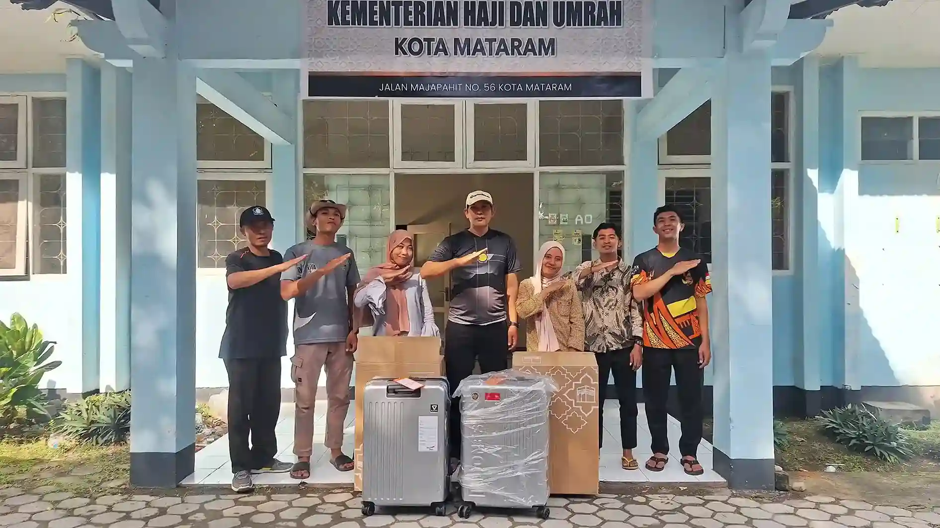 Jelang Keberangkatan, Jemaah Haji Kota Mataram Mulai Distribusikan Perlengkapan