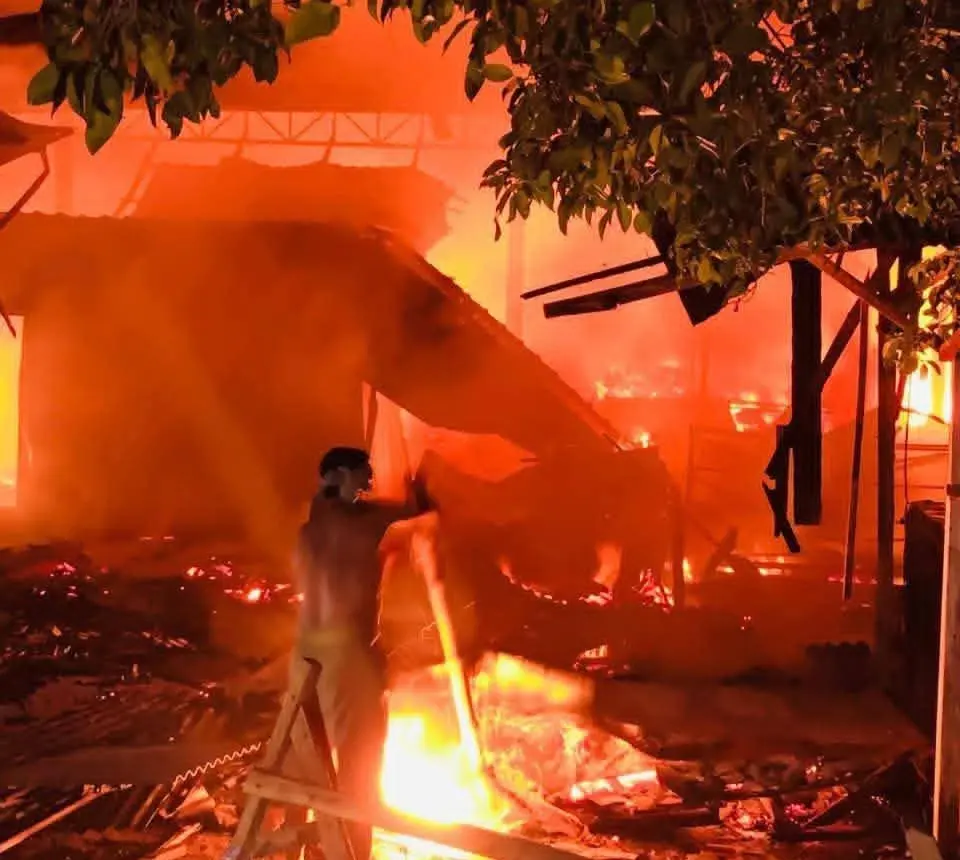 Kebakaran Terjadi di Pasar Pringgabaya, Warga Ikut Padamkan Api