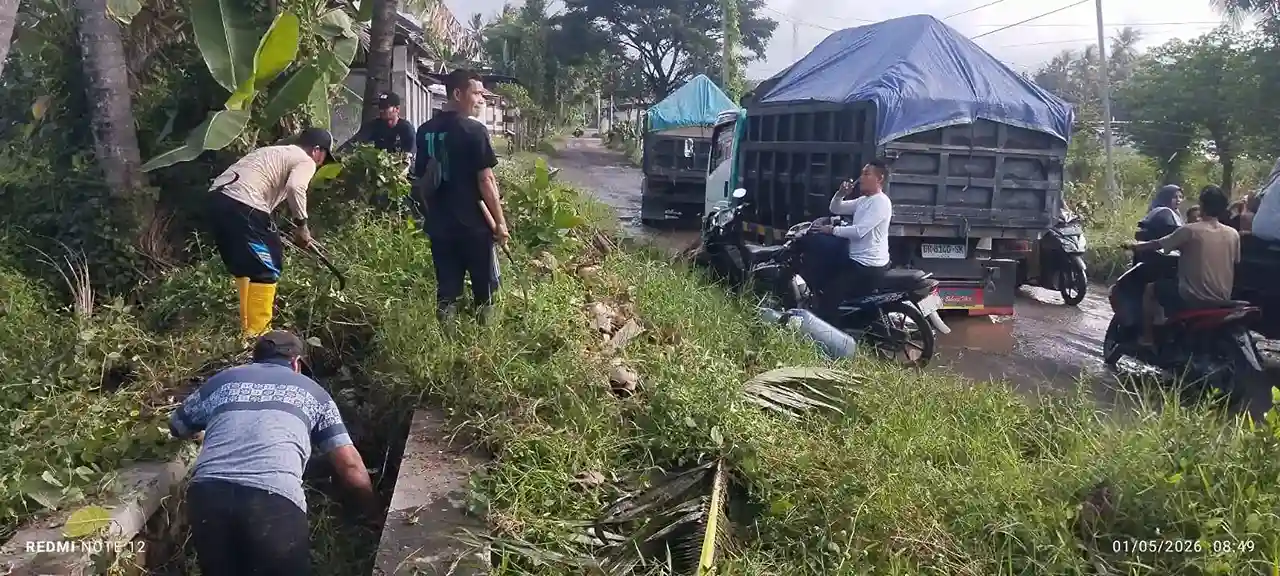 Rayakan Hari Buruh, Warga Kalijaga Timur Turun ke Jalan Bersihkan Irigasi dan Lingkungan