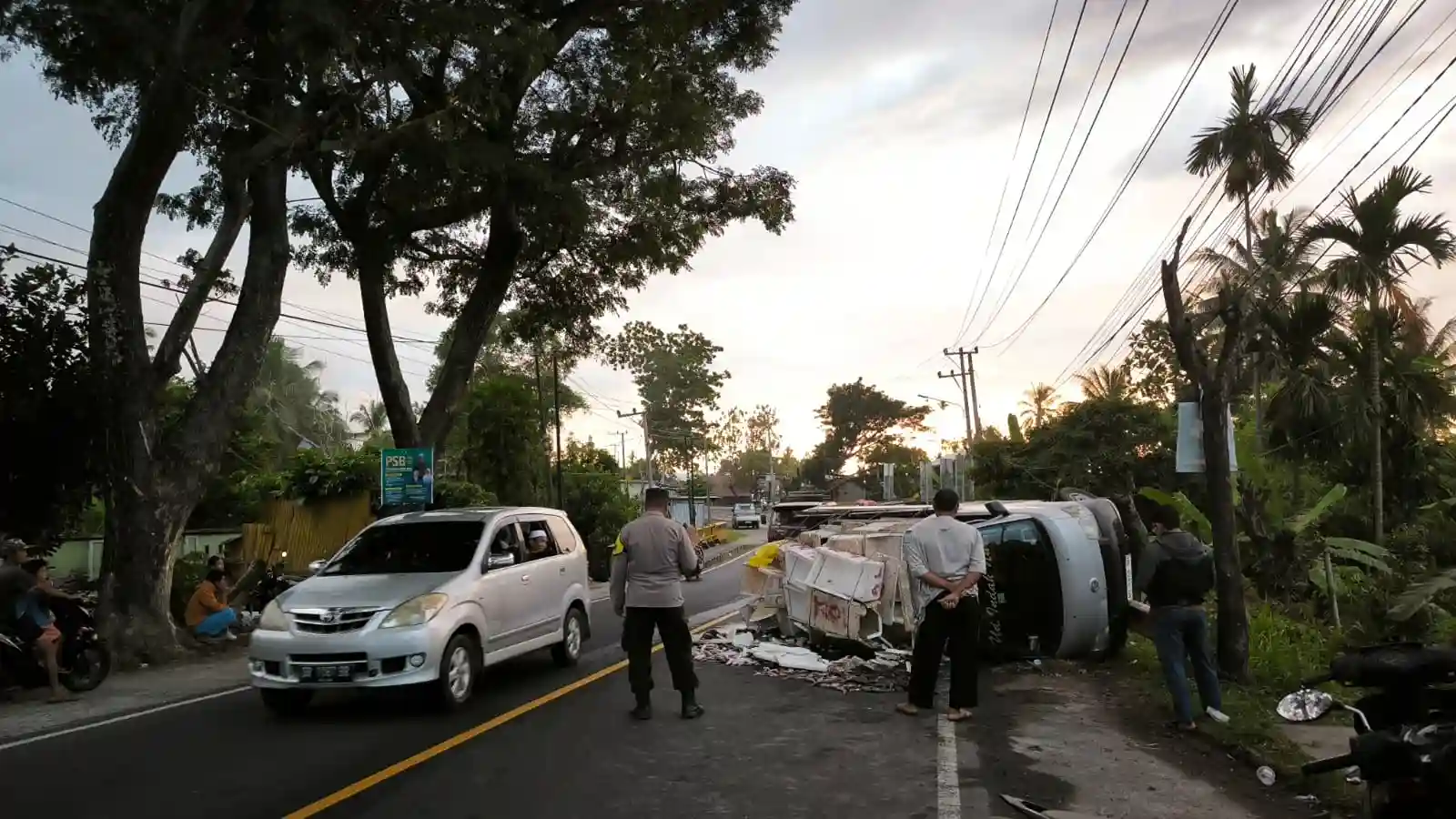 Truk Muatan Ikan Terbalik di Jembatan Lenek, Diduga Akibat Pecah Ban dan Overload
