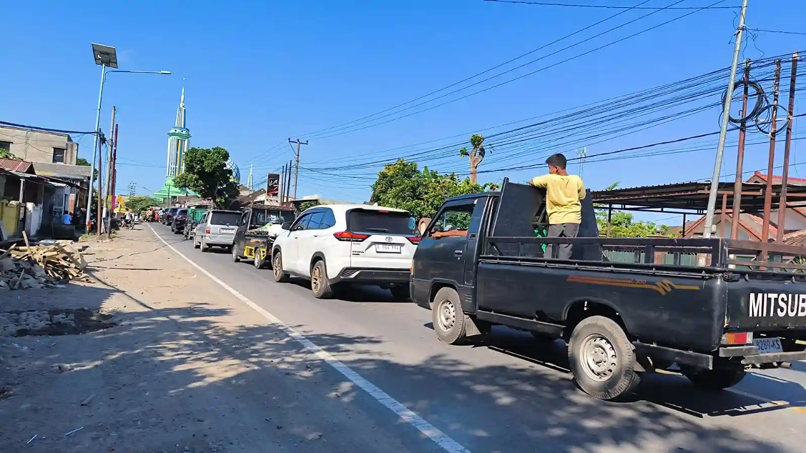 Kemacetan Panjang Lumpuhkan Jalur Paok Motong–Masbagik, Truk Fuso Pecah Ban Jadi Pemicu
