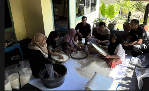 Kampus Berdampak Mendampingi BUMDes Gelogor dalam Tahap Awal Transformasi Produksi Beras Premium Berbasis Teknologi
