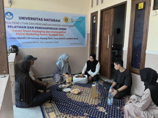 Tim Pengabdian Unram Dampingi UMKM Pisang Sale Kekait Tingkatkan Inovasi Kemasan dan Digital Marketing