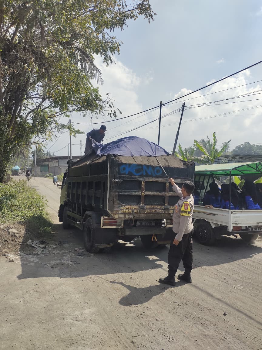 Bikin Resah! Truk Pasir Overload dan Tanpa Penutup Ditertibkan Polisi di Kalijaga Timur