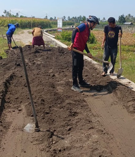 Tak Hanya Beri Arahan, Kades Kalijaga Timur Turun Langsung Dampingi Warga Gotong Royong Bangun Jalan Alternatif