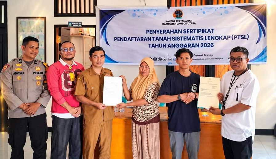Sertipikat PTSL Diserahkan, Warga Mumbul Sari Kini Miliki Kepastian Hak