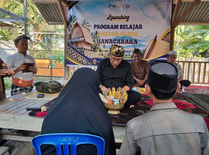 Ritual Beguru Tandai Peluncuran Program Belajar Aksara Sasak